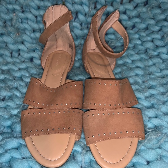 Tan flat sandals - Picture 2 of 3